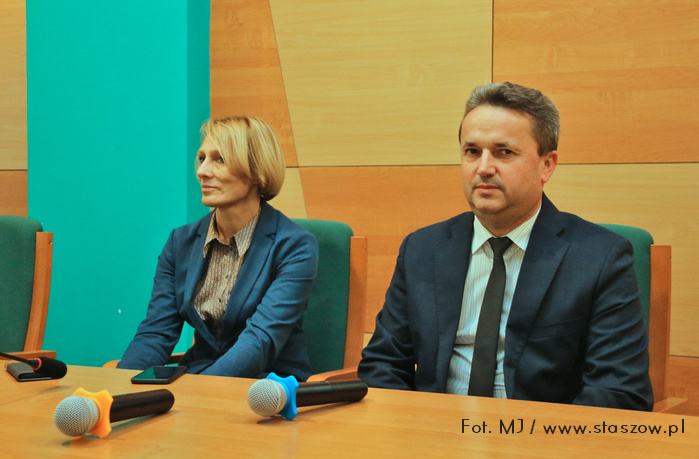 Inauguracja Uniwersytetu. Na zdjęciu od lewej zastępca burmistrza Staszowa dr Ewa Kondek oraz burmistrz Staszowa Leszek Kopeć.
