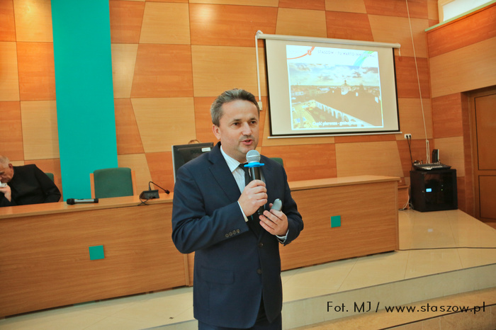 Inauguracja Uniwersytetu. Na zdjęciu burmistrz Leszek Kopeć przedstawia założenia projektu budowy portu przeładunkowego w Grzybowie