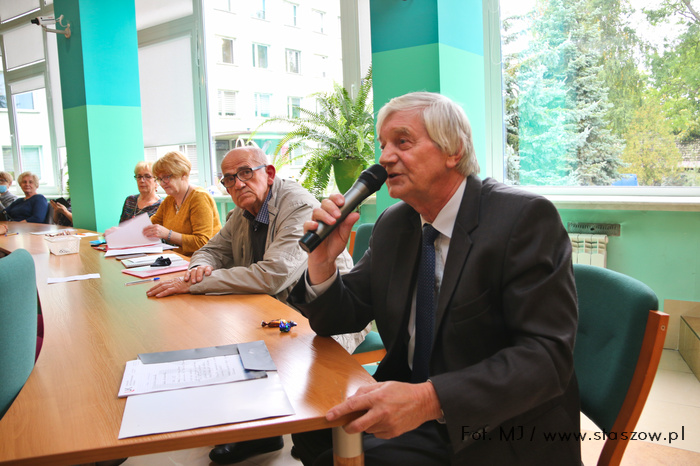 Inauguracja Uniwersytetu. Na zdjęciu uczestnicy spotkania, na pierwszym planie przemawia dr Kazimierz Sztaba.