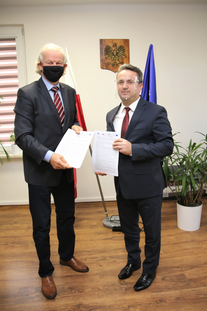 Burmistrz miasta i gminy Staszów, Leszek Kopeć razem z prezesem Centrum Zaopatrzenia Energetyki ELTAST, Stefanem Tatarkiem.