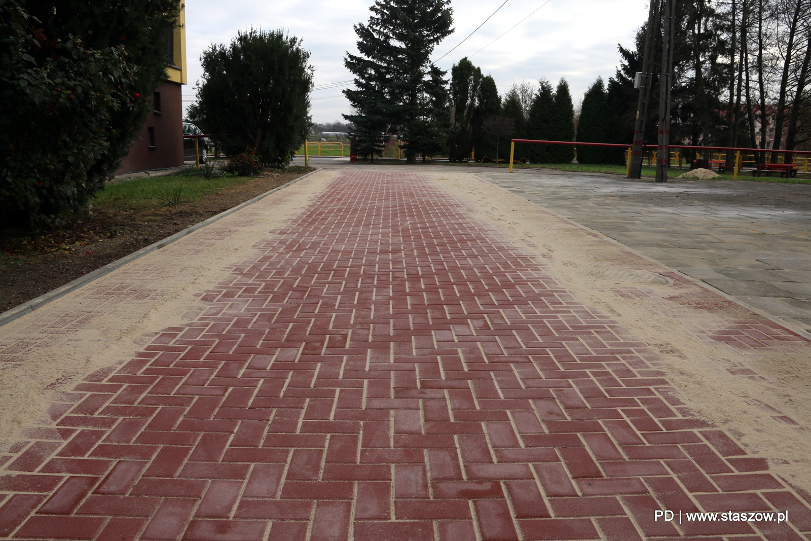 Wyremontowany chodnik przy szkole w Koniemłotach