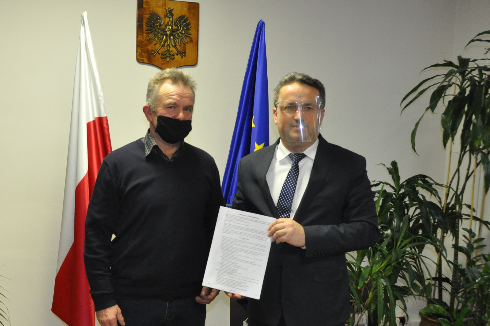Burmistrz, Leszek Kopeć z wykonawcą Bogdanem Sałatą po podpisaniu umowy.