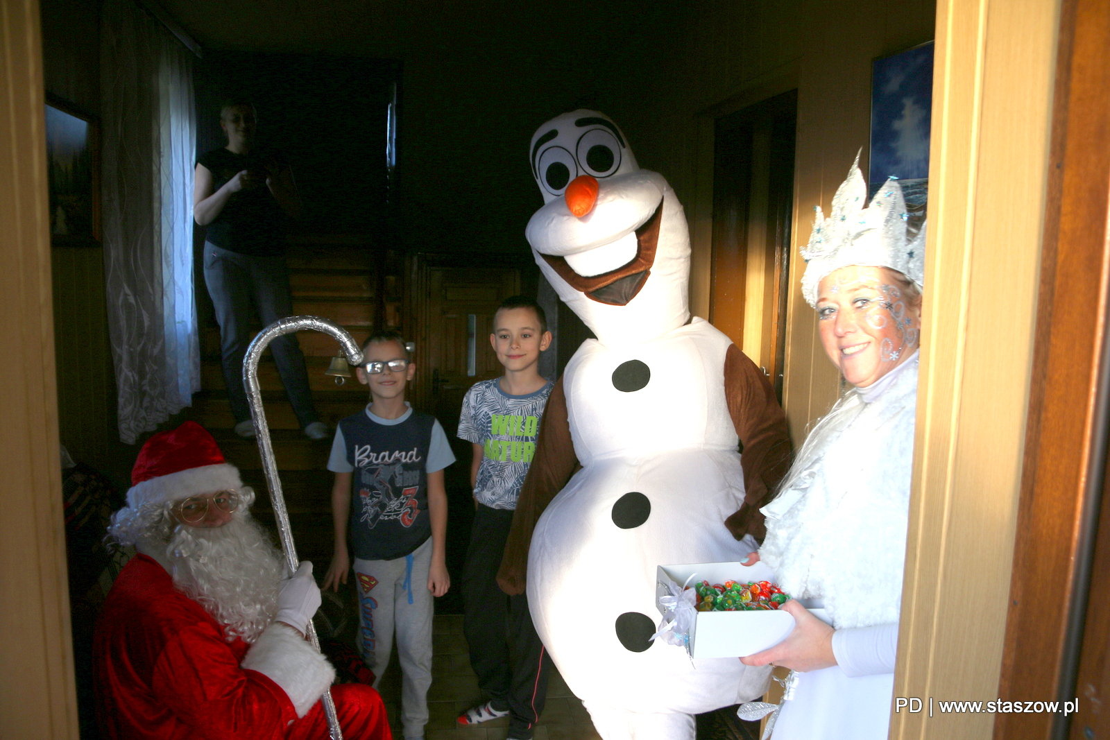 Na zdjęciu Św. Mikołaj ze swoją świtą odwiedzający dzieci 