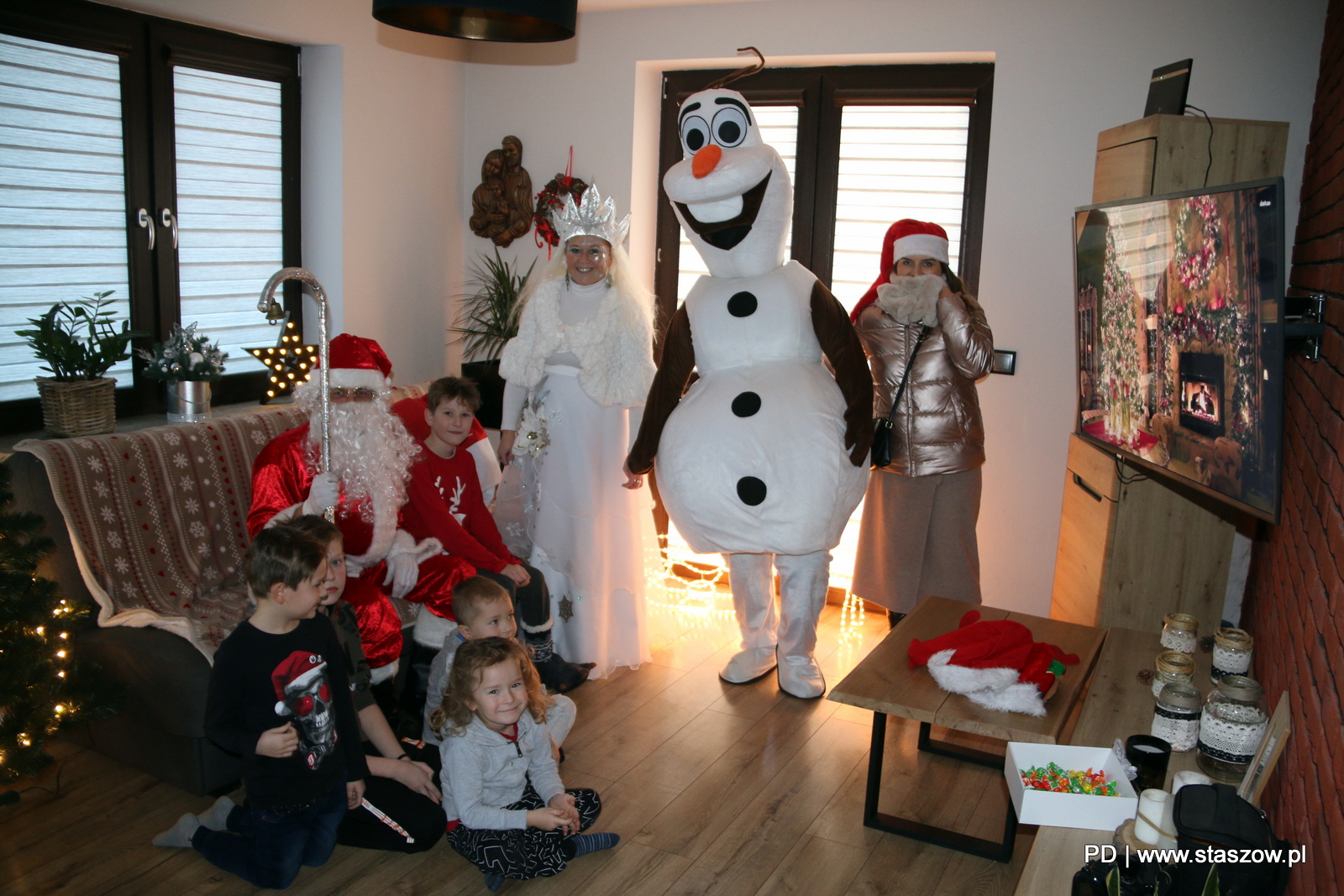 Na zdjęciu Św. Mikołaj ze swoją świtą odwiedzający dzieci