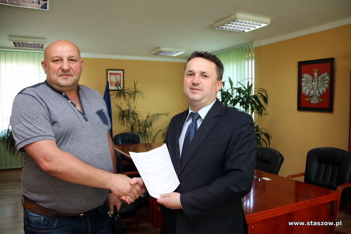 na zdjęciu burmistrz Leszek Kopeć i Jacek Łój, właściciel firmy PHUP „Euro_Gaz” ze Zgórska w gminie Chęciny