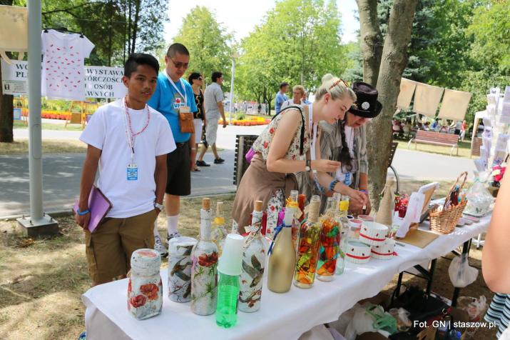 gośćmi pikniku byli również pielgrzymi z Kanady przygotowujący się do Światowych Dni Młodzieży