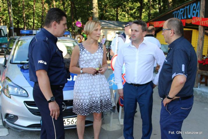 na zdjęciu burmistrz Leszek Kopeć i zastępca burmistrza Ewa Kondek w policyjnym miasteczku