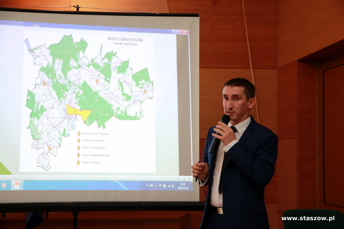 na zdjęciu Piotr Pietruszka prezentuje założenia Lokalnego Programu Rewitalizacji