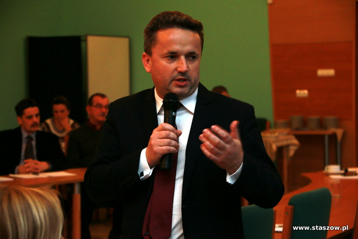 na zdjęciu burmistrz Leszek Kopeć odpowiada na pytania uczestników konferencji