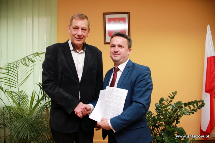Na zdjęciu burmistrz Leszek Kopeć i Andrzej Bracha podczas podpisania umowy