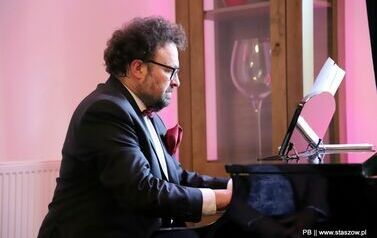 Wyjątkowy koncert i wystawa we wsi z sercem 13