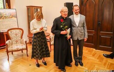 Wernisaż wystawy poplenerowej III Międzynarodowego Pleneru Malarskiego, promocja książki ks. Piotra Maroszka &bdquo;Hugo Kołłątaj jako duchowny&rdquo; oraz koncert &bdquo;W Blasku Jubileuszu&rdquo; (27.09.2025 r.) 1