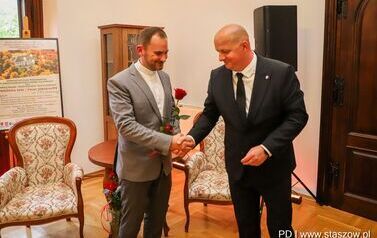 Wernisaż wystawy poplenerowej III Międzynarodowego Pleneru Malarskiego, promocja książki ks. Piotra Maroszka &bdquo;Hugo Kołłątaj jako duchowny&rdquo; oraz koncert &bdquo;W Blasku Jubileuszu&rdquo; (27.09.2025 r.) 3