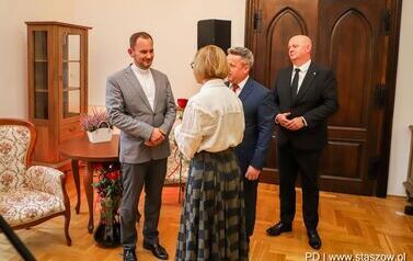 Wernisaż wystawy poplenerowej III Międzynarodowego Pleneru Malarskiego, promocja książki ks. Piotra Maroszka &bdquo;Hugo Kołłątaj jako duchowny&rdquo; oraz koncert &bdquo;W Blasku Jubileuszu&rdquo; (27.09.2025 r.) 4