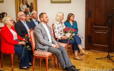 Wernisaż wystawy poplenerowej III Międzynarodowego Pleneru Malarskiego, promocja książki ks. Piotra Maroszka &bdquo;Hugo Kołłątaj jako duchowny&rdquo; oraz koncert &bdquo;W Blasku Jubileuszu&rdquo; (27.09.2025 r.) 41
