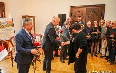 Wernisaż wystawy poplenerowej III Międzynarodowego Pleneru Malarskiego, promocja książki ks. Piotra Maroszka &bdquo;Hugo Kołłątaj jako duchowny&rdquo; oraz koncert &bdquo;W Blasku Jubileuszu&rdquo; (27.09.2025 r.) 47