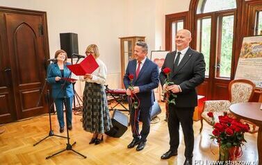 Wernisaż wystawy poplenerowej III Międzynarodowego Pleneru Malarskiego, promocja książki ks. Piotra Maroszka &bdquo;Hugo Kołłątaj jako duchowny&rdquo; oraz koncert &bdquo;W Blasku Jubileuszu&rdquo; (27.09.2025 r.) 55