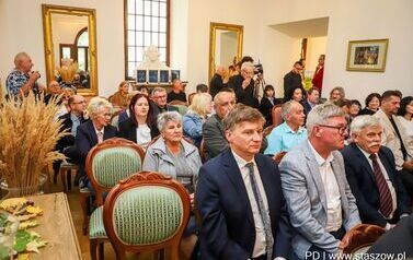 Wernisaż wystawy poplenerowej III Międzynarodowego Pleneru Malarskiego, promocja książki ks. Piotra Maroszka &bdquo;Hugo Kołłątaj jako duchowny&rdquo; oraz koncert &bdquo;W Blasku Jubileuszu&rdquo; (27.09.2025 r.) 68