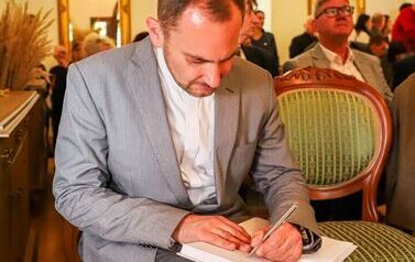 Wernisaż wystawy poplenerowej III Międzynarodowego Pleneru Malarskiego, promocja książki ks. Piotra Maroszka &bdquo;Hugo Kołłątaj jako duchowny&rdquo; oraz koncert &bdquo;W Blasku Jubileuszu&rdquo; (27.09.2025 r.) 73