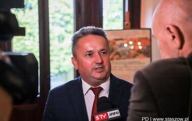 Wernisaż wystawy poplenerowej III Międzynarodowego Pleneru Malarskiego, promocja książki ks. Piotra Maroszka &bdquo;Hugo Kołłątaj jako duchowny&rdquo; oraz koncert &bdquo;W Blasku Jubileuszu&rdquo; (27.09.2025 r.) 81