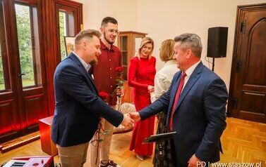 Wernisaż wystawy poplenerowej III Międzynarodowego Pleneru Malarskiego, promocja książki ks. Piotra Maroszka &bdquo;Hugo Kołłątaj jako duchowny&rdquo; oraz koncert &bdquo;W Blasku Jubileuszu&rdquo; (27.09.2025 r.) 98