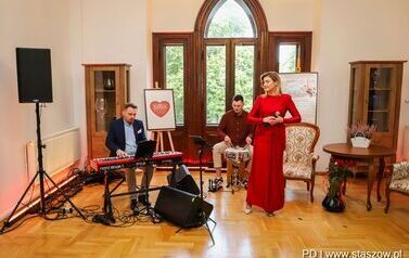 Wernisaż wystawy poplenerowej III Międzynarodowego Pleneru Malarskiego, promocja książki ks. Piotra Maroszka &bdquo;Hugo Kołłątaj jako duchowny&rdquo; oraz koncert &bdquo;W Blasku Jubileuszu&rdquo; (27.09.2025 r.) 101
