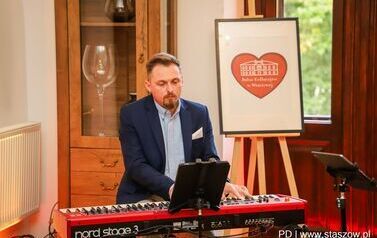 Wernisaż wystawy poplenerowej III Międzynarodowego Pleneru Malarskiego, promocja książki ks. Piotra Maroszka &bdquo;Hugo Kołłątaj jako duchowny&rdquo; oraz koncert &bdquo;W Blasku Jubileuszu&rdquo; (27.09.2025 r.) 103