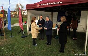 Aleja 500-lecia Staszowa już rośnie! (22.10.2025 r.) 99