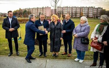 Podsumowanie akcji &bdquo;Aleja 500-lecia Staszowa&rdquo; &ndash; 67 drzew dla miasta (14.11.2025 r.) 3