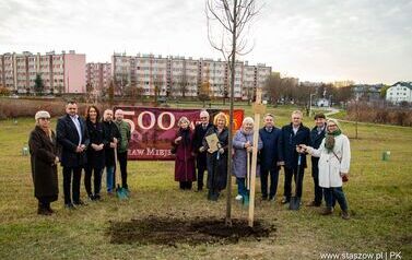 Podsumowanie akcji &bdquo;Aleja 500-lecia Staszowa&rdquo; &ndash; 67 drzew dla miasta (14.11.2025 r.) 37
