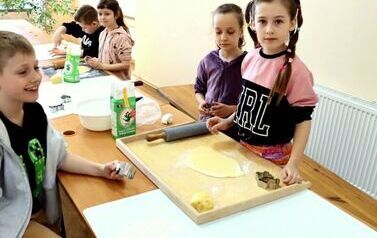 Słodka przygoda w Pałacu Kołłątaj&oacute;w &ndash; mali cukiernicy z Mostek w akcji (18.03.2026 r.)  33