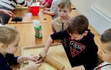 Słodkie warsztaty i zwiedzanie pałacu &ndash; wyjątkowy dzień uczni&oacute;w z Mostek (26.03.2026r.) 1