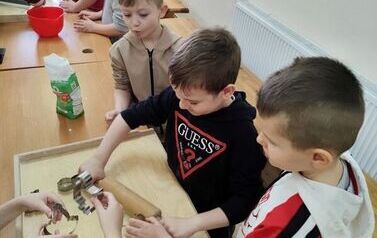 Słodkie warsztaty i zwiedzanie pałacu &ndash; wyjątkowy dzień uczni&oacute;w z Mostek (26.03.2026r.) 2