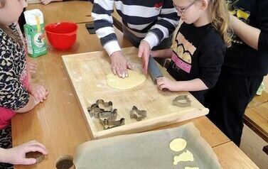 Słodkie warsztaty i zwiedzanie pałacu &ndash; wyjątkowy dzień uczni&oacute;w z Mostek (26.03.2026r.) 3