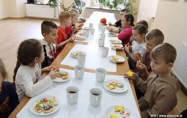 Słodkie warsztaty i zwiedzanie pałacu &ndash; wyjątkowy dzień uczni&oacute;w z Mostek (26.03.2026r.) 11
