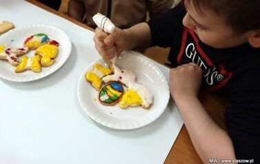 Słodkie warsztaty i zwiedzanie pałacu &ndash; wyjątkowy dzień uczni&oacute;w z Mostek (26.03.2026r.) 12