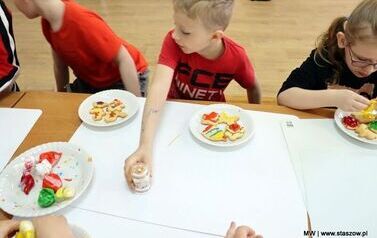 Słodkie warsztaty i zwiedzanie pałacu &ndash; wyjątkowy dzień uczni&oacute;w z Mostek (26.03.2026r.) 13