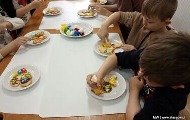 Słodkie warsztaty i zwiedzanie pałacu &ndash; wyjątkowy dzień uczni&oacute;w z Mostek (26.03.2026r.) 17