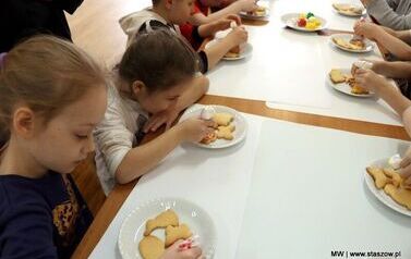 Słodkie warsztaty i zwiedzanie pałacu &ndash; wyjątkowy dzień uczni&oacute;w z Mostek (26.03.2026r.) 22