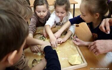 Słodkie warsztaty i zwiedzanie pałacu &ndash; wyjątkowy dzień uczni&oacute;w z Mostek (26.03.2026r.) 23