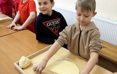 Słodkie warsztaty i zwiedzanie pałacu &ndash; wyjątkowy dzień uczni&oacute;w z Mostek (26.03.2026r.) 26