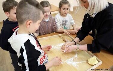Słodkie warsztaty i zwiedzanie pałacu &ndash; wyjątkowy dzień uczni&oacute;w z Mostek (26.03.2026r.) 27