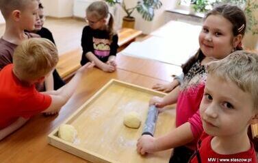 Słodkie warsztaty i zwiedzanie pałacu &ndash; wyjątkowy dzień uczni&oacute;w z Mostek (26.03.2026r.) 28