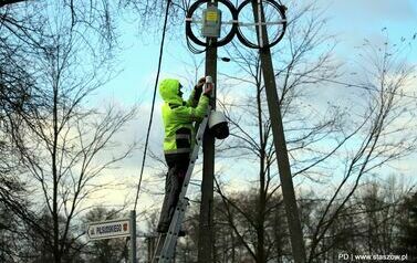 Stasz&oacute;w stawia na bezpieczeństwo &ndash; nowe kamery monitoringu miejskiego już w montaż (21.11.2024 r.) 6