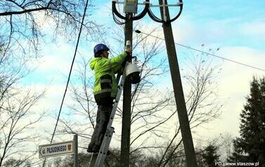 Stasz&oacute;w stawia na bezpieczeństwo &ndash; nowe kamery monitoringu miejskiego już w montaż (21.11.2024 r.) 8