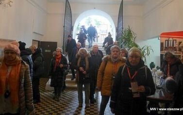 Kuracjusze z Buska-Zdroju odwiedzili Pałac Kołłątaj&oacute;w w Wiśniowej 1