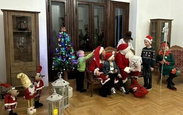Magia Świąt w Pałacu Kołłątaj&oacute;w &ndash; Mikołajki z KGW &bdquo;Wisienki&rdquo; (01.12.2024 r.) 19