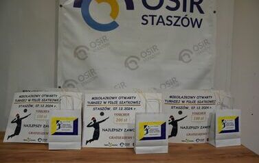 Pogoń Stasz&oacute;w wygrywa Mikołajkowy Turniej Siatk&oacute;wki  11