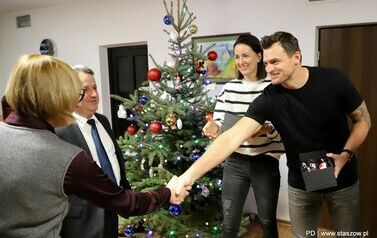 Spotkanie robocze dotyczące organizacji turnieju siatk&oacute;wki plażowej z okazji 500-lecia nadania praw miejskich dla Staszowa (16.12.2024 r.) 4