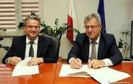 Podpisanie umowy na remont dachu strażnicy OSP w Woli Osowej (16.09.2025 r.) 1
